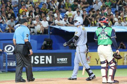 球審に声をかけた阪神・森下